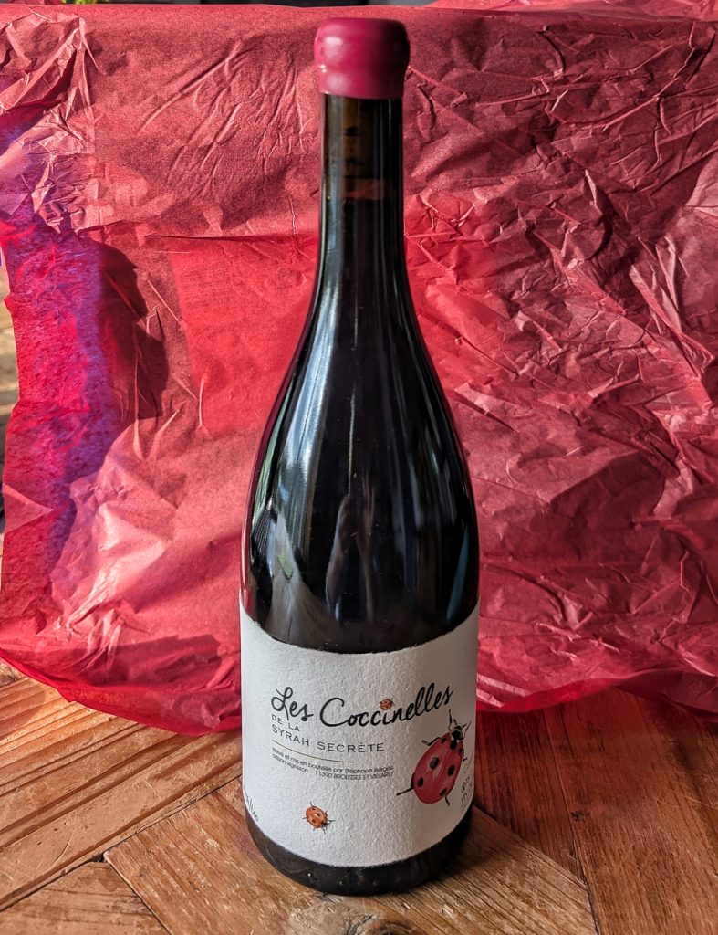Les Coccinelles de la Syrah Secrète : La Cuvée n°22 a été élevé pendant 22 mois en barriques de Novembre 2022 à Septembre 2024, ce vin très intimiste seulement 600 bouteilles (toutes numérotées) confinées dans un flacon original, habillées d’une étiquette Made in Brousses (provenance du Moulin à papier) chaque bouteille est revêtue d’un délicat papier de soie et sera enfermée dans une caisse en bois pour pouvoir se préparer religieusement à un long vieillissement.